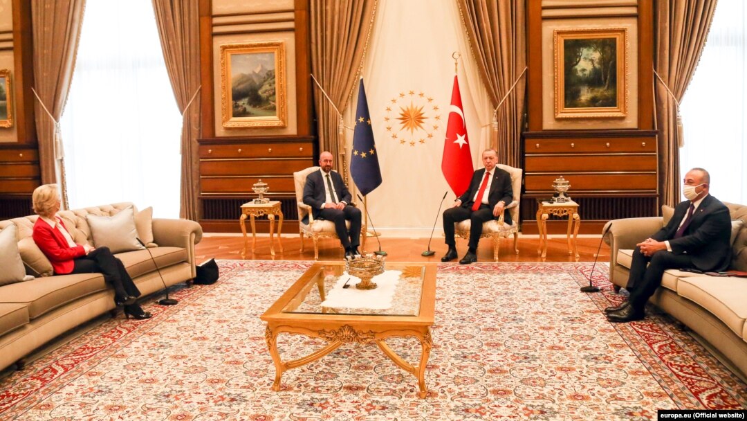 Președintele turc Tayyip Erdogan, alături de ministrul de externe turc, Mevlut Cavusoglu, s-au întâlnit cu președintele COnsiliului European, Charles Michel, și cu președinta Comisiei Europene, Ursula von der Leyen, pe 6 aprilie, la Ankara