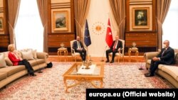 Președintele turc Tayyip Erdogan, alături de ministrul de externe turc, Mevlut Cavusoglu, s-au întâlnit cu președintele COnsiliului European, Charles Michel, și cu președinta Comisiei Europene, Ursula von der Leyen, pe 6 aprilie, la Ankara