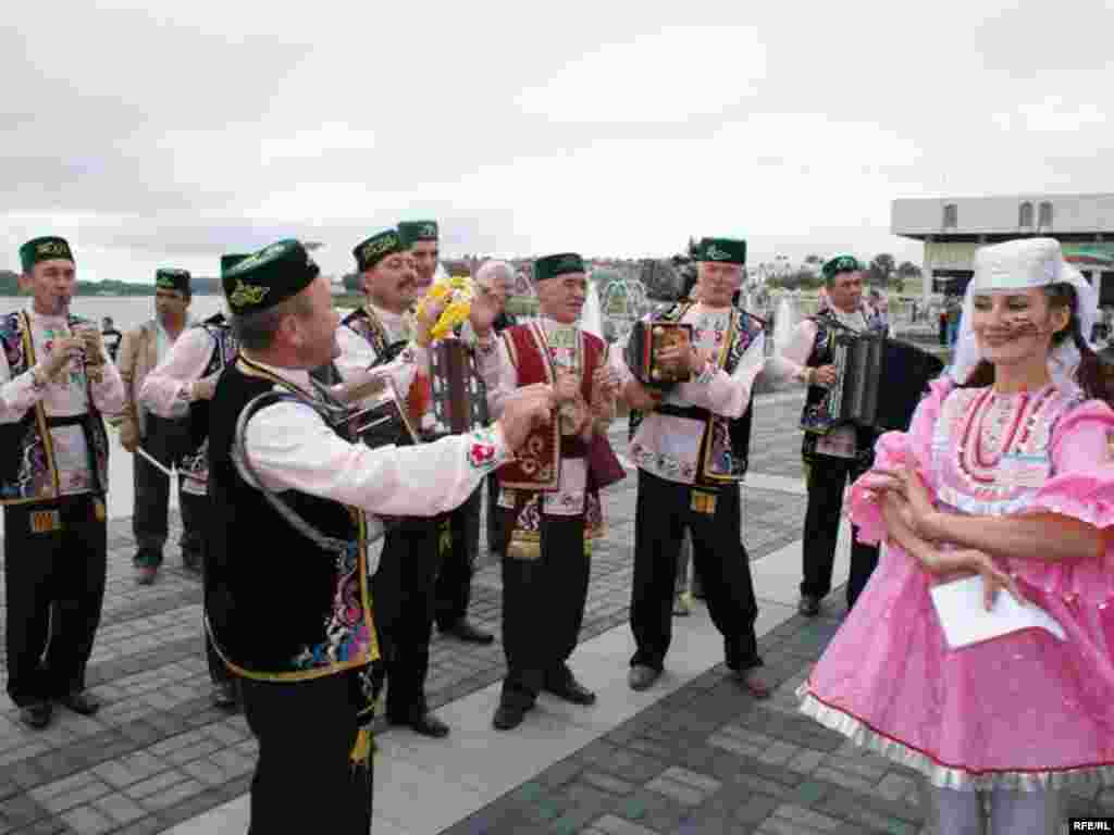 30 август – Татарстан республикасының мөстәкыйльлеге турында декларация кабул ителгән көн - Казанда бәйрәм чаралары Камал театры алдында гармунчылар бәйгесеннән башланып китте