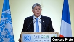 Франция -- Алмазбек Атамбаев БУУ саммитинде. Париж, 30-ноябрь, 2015.