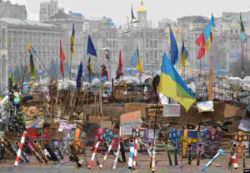 Барикади Майдану в Києві з огляду на Різдвяно-новорічні свята набрали святкового вигляду