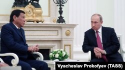 Vladimir Putin (sağda) və Filippin prezidenti Rodrigo Duterte Kremldə