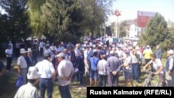 Митинг по вопросу Унгар-Тепа в Аксыйском районе Джалалабадской области Кыргызстана, 27 августа 2016 года. 