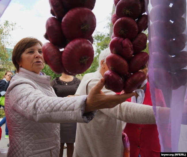 Продажа ялтинского лука, архивное фото