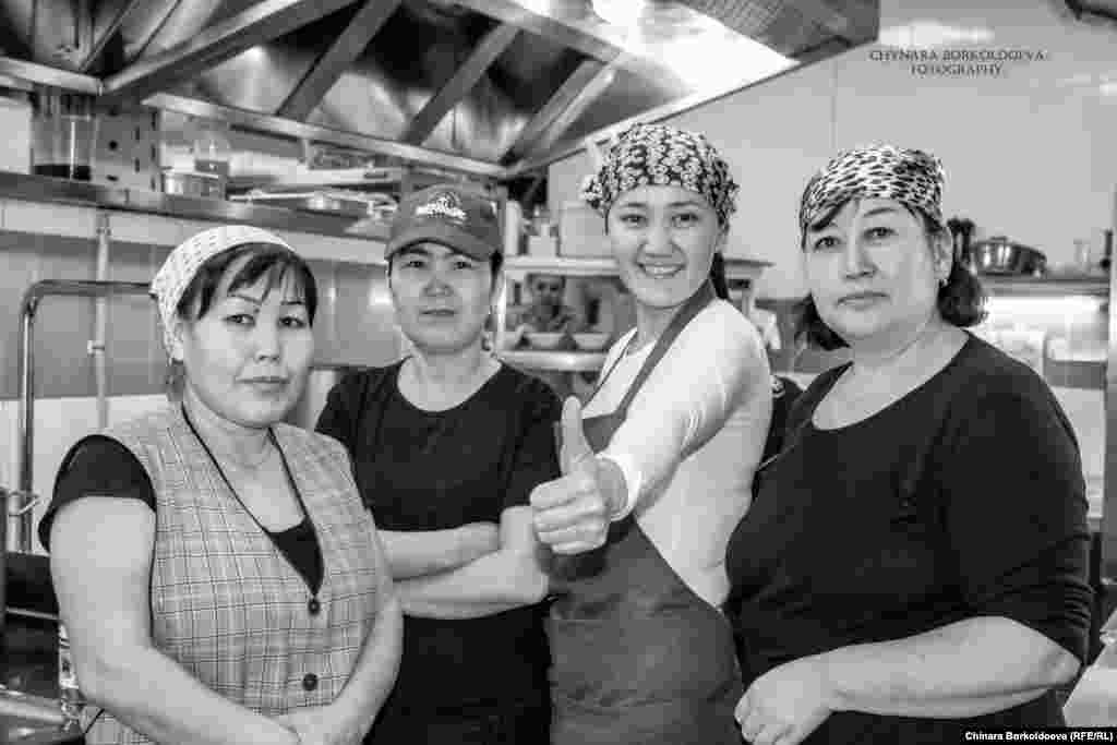 Красавицы в кафе