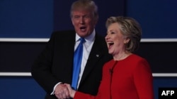 Кандидат в президенты США от Демократической партии Хиллари Клинтон пожимает руку своему сопернику на выборах республиканцу Дональду Трампу после теледебатов в Университета Хофстра. Нью-Йорк, 26 сентября 2016 года.