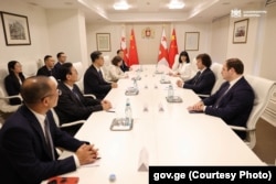 ჩინეთის სახალხო რესპუბლიკის „ეთნიკურ საკითხთა ეროვნული კომისიის“ (NEAC) დელეგაცია ირაკლი კობახიძესთან, თეა ახვლედიანთან და ლევან ჟორჟოლიანთან შეხვედრისას. 16 ივნისი
