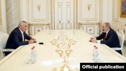 ფოტოზე: ნიკოლ ფაშინიანი ხვდება სამველ კარაპეტიანს. 2021 წლის 24 ივნისი