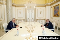 Встреча Никола Пашиняна (справа) с Самвелом Карапетяном, 24 июня 2021 года