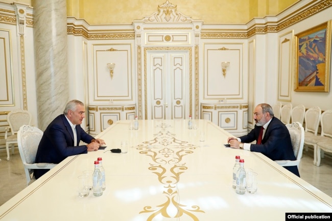 Встреча Никола Пашиняна (справа) с Самвелом Карапетяном, 24 июня 2021 года