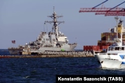 Американський ракетний есмінець USS Ross заходить у порт Одеси для участі в навчаннях «Сі Бриз-2021». 27 червня 2021 року