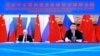 Në një ekran shihen presidenti kinez, Xi Jinping (djathtas) dhe presidenti rus, Vladimir Putin, gjatë një videokonference, 28 qershor 2021.