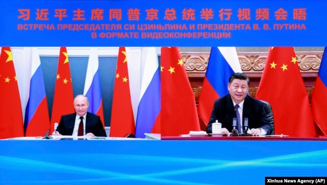 Chinese President Xi Jinping (right) talks with Russian President Vladimir Putin via video conference on June 28.