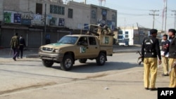 په بنو کې پولیس او امنیتي سرتېري پر سړک پهره کوي - انځور له ارشیفه. 