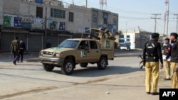 په بنو کې پولیس پر سړک پهره ورکوي، ورسره په خوا کې د پوځیانو ګاډی ګزمه کوي - انځور له ارشیفه. 
