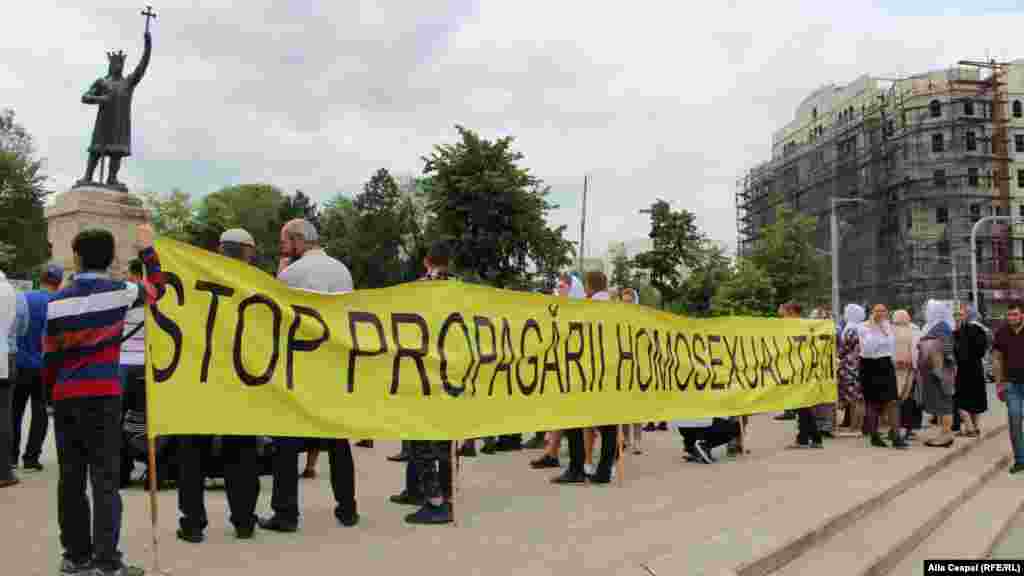 Mai mulţi preoţi şi enoriaşi s-au adunat la monumentul lui Ştefan cel Mare pentru a protesta împotriva evenimentului.&nbsp; 