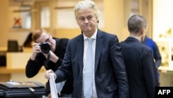 Udhëheqësi i subjektit të ekstremit të djathtë, Partia për Liri, Geert Wilders, duke votuar në zgjedhjet parlamentare. Hagë, 29 tetor 2025.
