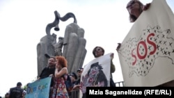 დედაენის ძეგლი თბილისში, 2013 წელი.