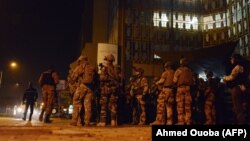 Французские военные штурмуют отель в Уагадугу, захваченный боевиками "Аль-Каиды", 16 января 2016 года.