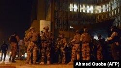 Спеціальні підрозділи оточили готель Splendid у столиці Буркіна-Фасо місті Уагадугу, ніч на 16 січня 2016 року