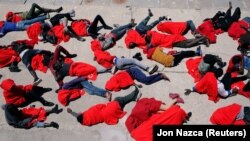 Архивска фотографија: Мигранти одмараат на спасувачки брод во близина на Гибралтар