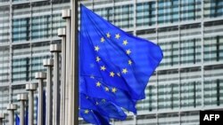 Flamujt e Bashkimit Evropian të vendosur jashtë ndërtesës së Komisionit Evropian në Bruksel 