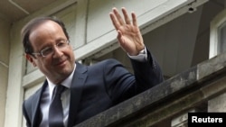 الرئيس الفرنسي المنتخب حديثاً فرانسوا أولاند يحيي مناصريه بعد إعلان فوزه