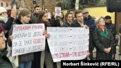 Ispred Gimnazije "Jovan Jovanović Zmaj" u Novom Sadu se 13. decembra 2024. okupilo više stotina građana na "Javnom času etike" u znak protesta protiv pritisaka na učenike i profesore ove škole.