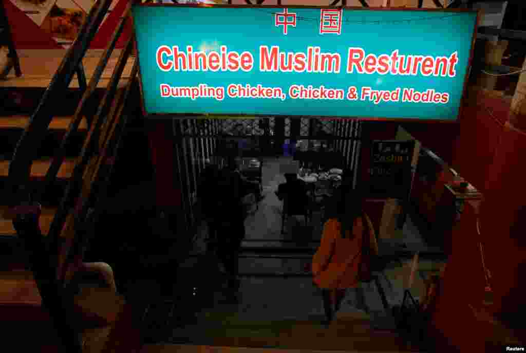 دا په اسلام اباد کې د چینايي مسلمانانو یو رستوران دی. په دې انځور کې یو څو تېروتنې دي. هغه په ګوته کولای شئ؟&nbsp;