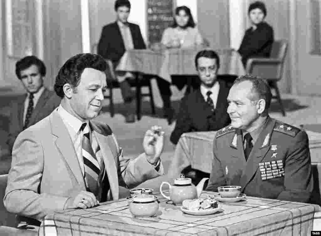 Kobzon with Soviet cosmonaut German Titov (right), during shooting of a New Year TV show in Moscow on October 18, 1983.