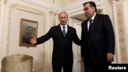 Russian President Vladimir Putin (right) and Tajik President Emomali Rahmon in Moscow on August 1