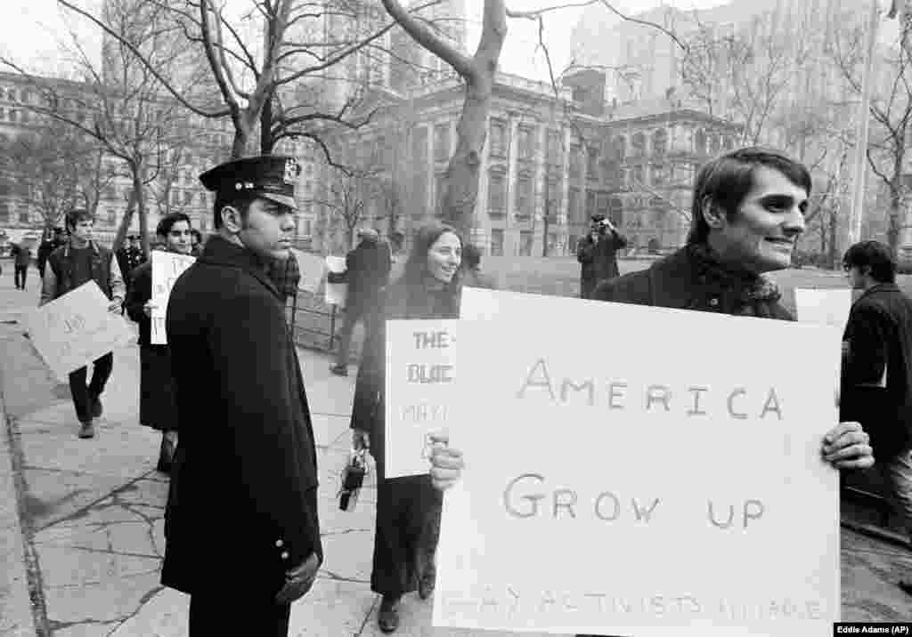 Manifestanții, în fața Primăriei din New York, la 10 iunie 1970, au solicitat încetarea discriminării împotriva membrilor comunității LGBT. Membrii Alianței activiștilor gay au sponsorizat demonstrația, au avut pancarte pe care scria &bdquo;Gay este bine&rdquo; și &bdquo;America, maturizează-te&rdquo;.