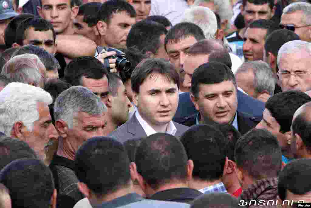 Ermənistanın Baş nazirinin müavini Armen Gevorkian aksiyaya qoşulan kəndlilərlə görüşür. 20 may 2013