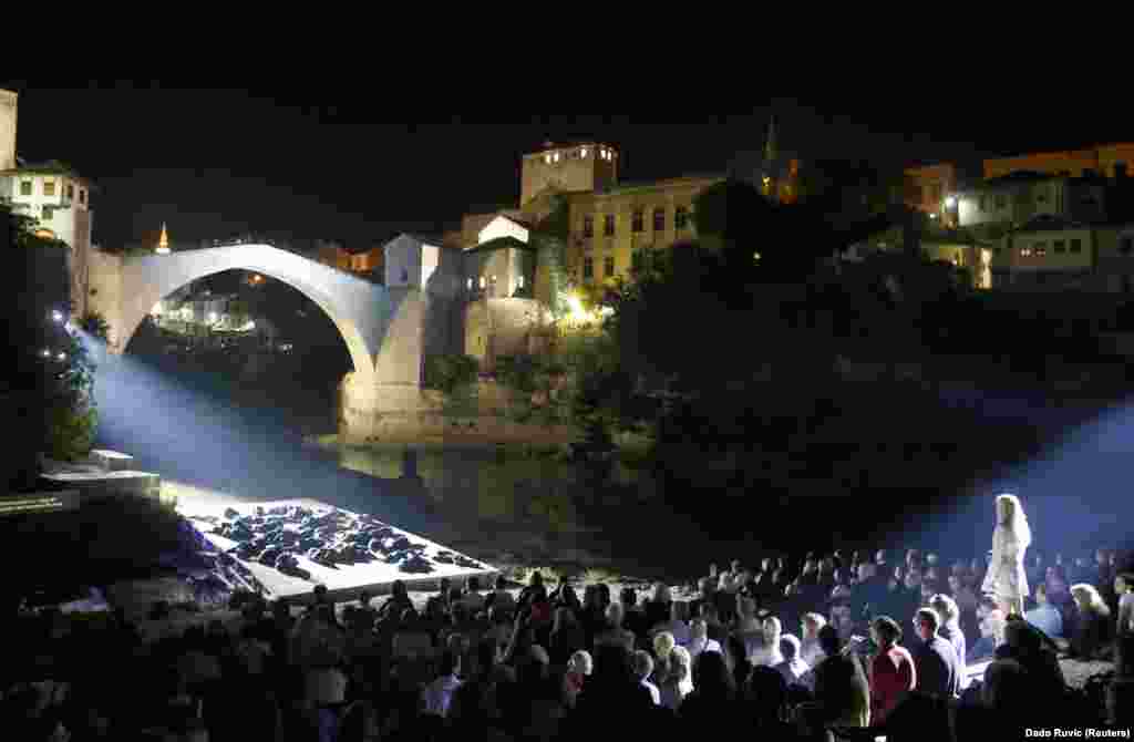 Театральный спектакль возле Старого Моста в Мостаре, Босния и Герцеговина, 28 сентября 2013 года. Мост 16-го века был разрушен в 1993 году во время войны и восстановлен в 2004 году.