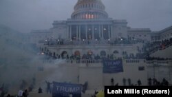 Група прихильників Трампа 6 січня після мітингу в Вашингтоні увірвалася в будівлю Капітолію