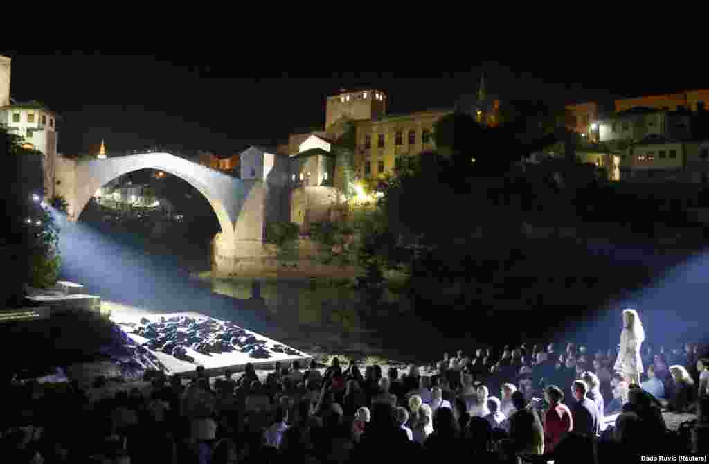 Actori la un spectacol organizat lîngă vechiu pod medieval de la Mostar, în Bosnia Herțegovina (28 septembrie).