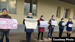 Митинг против закрытия инфекционного отделения больницы в Невеле. Фото: Екатерина Клокова