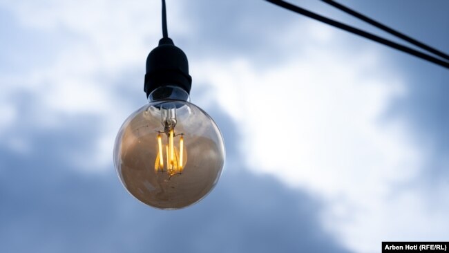 Një poç elektrik në një rrugë të kryeqytetit kosovar.