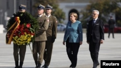 Канцлер Германии Ангела Меркель во время церемонии возложения венка к Могиле Неизвестного Солдата. Варшава, 11 сентября 2021 года