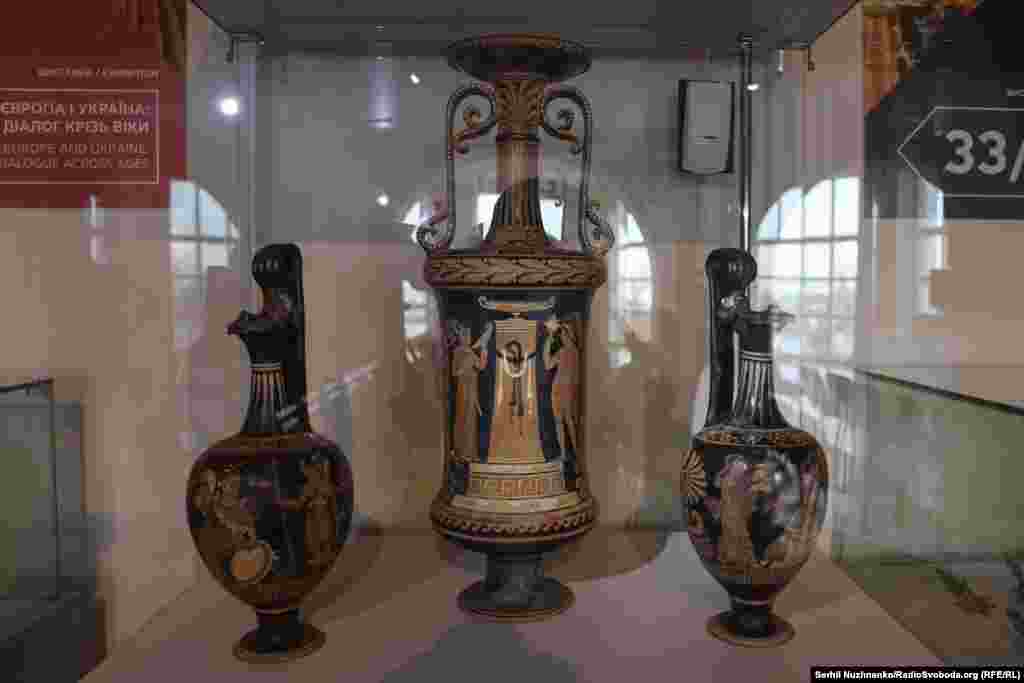 Античные апулийские краснофигурные вазы, IV в. до н. э. Это самое большое пополнение музейного фонда за всю историю независимой Украины