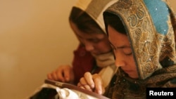 Owgan zenanlary Kabulda egin-eşik dizaýn dükanynda tikin tikýärler. (Arhiw suraty)