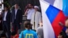 Российский глава Крыма Сергей Аксенов (второй слева) и подконтрольный Москве муфтий Эмирали Аблаев (справа) на праздновании Хыдырлеза, 5 мая 2018 года