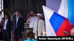 Российский глава Крыма Сергей Аксенов (второй слева) и подконтрольный Москве муфтий Эмирали Аблаев (справа) на праздновании Хыдырлеза, 5 мая 2018 года