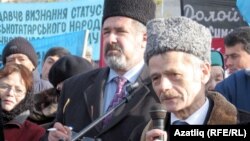 Мустафа ДЖемилев выступает на митинге в Симферополе