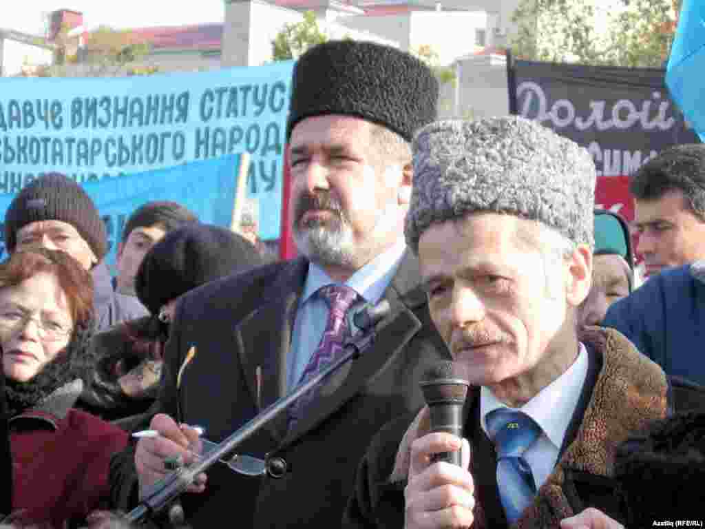 Mustafa Cemilev Simferopolda mitinqdə çıxış edir. 