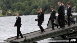 Premierul norvegian Jens Stoltenberg și omologul său danez, Helle Thorning-Schmidt la comemorarea de pe insula Utoya