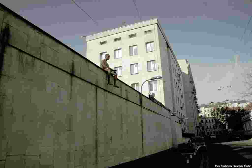 Акция у института имени Сербского в Москве. Павленский на глазах десятков людей отрезал себе мочку уха.​ 19 октября 2014 года.
