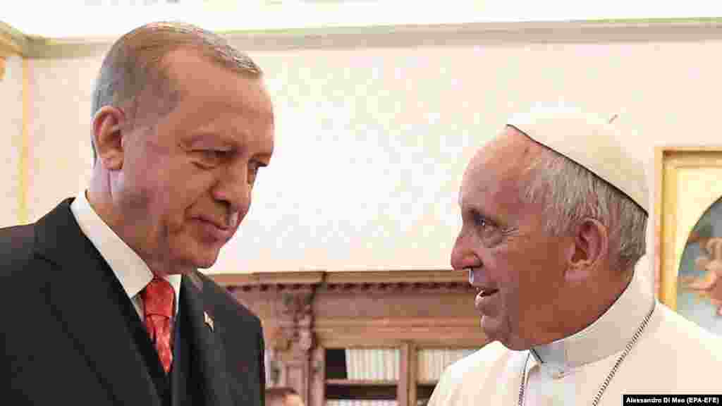 ВАТИКАН / ТУРЦИЈА - Турскиот претседател Реџеп Таип Ердоган се сретна со папата Франциско на приватна аудиенција во Ватикан, во услови на зголемено полициско обезбедување и протести забранети во поголемиот дел на центарот на Рим. Претходно на прес-конференција, Ердоган рече дека е решен да открие кој ја вооружува Курдската милиција во Сирија која тој ја смета за терористичка и најави продолжување на турската воена акција во Сирија.