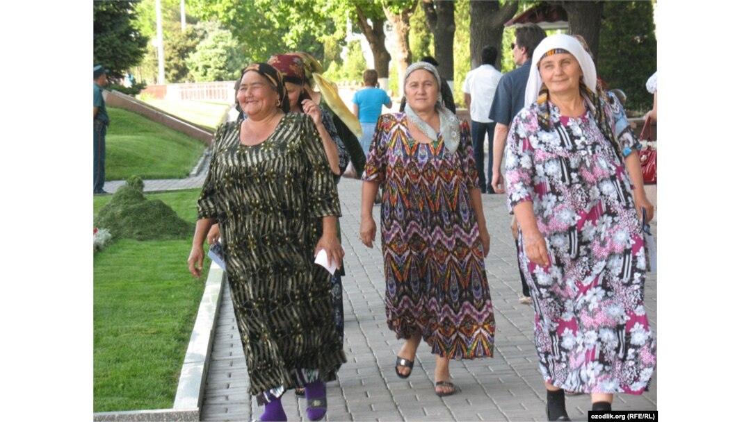 Ўзбекистонда аëлларнинг рўмолни бу шаклда ўрашига¸ ҳозирча расмий рухсат бор....