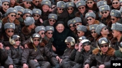 Северокорейский лидер Ким Чен Ын в окружении пилотов истребителей, март 2015 года. Иллюстрационное фото